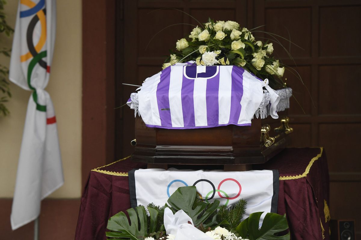 Göröcs Jánosnak, az Újpest legendás, olimpiai bronzérmes, 62-szeres válogatott labdarúgójának koroporsója búcsúztatásán a Megyeri Temetõben / Fotó: MTI