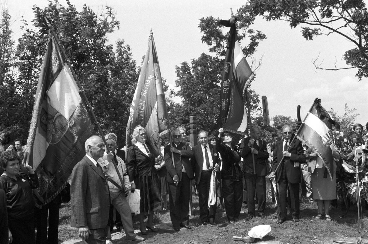 Résztvevők a Rákoskeresztúri Új Köztemetõ 301-es parcellájánál, Nagy Imre és társai újratemetésén. / MTI Fotó: Soós Lajos