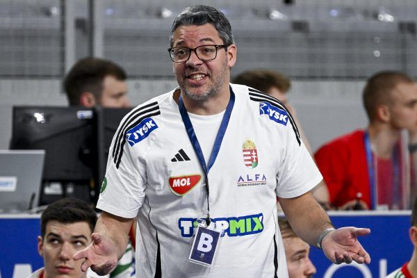 Chema Rodríguez, a magyar válogatott szövetségi kapitánya joggal ráncolta a homlokát az első percek játékának láttán... <br />Fotó: MTI/Illyés Tibor
