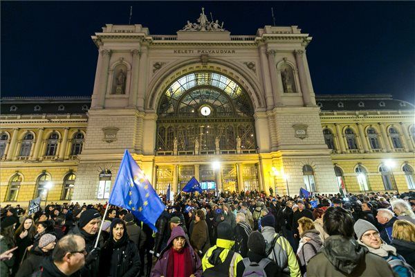 Résztvevők a Humán Platform Putyin: nyet! - Európa: igen! elnevezésű tüntetésen Budapesten, a Keleti Pályaudvar előtt 2015. február 16-án, Vlagyimir Putyin budapesti látogatásának előestéjén. MTI Fotó: Mohai Balázs