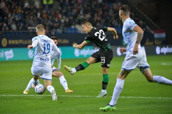 Pászka Lóránt lövi el a labdát a menteni igyekvő Favorov lábai között a Puskás Akadémia-Ferencváros mérkőzésen. Fotó: MTI/Bodnár Boglárka