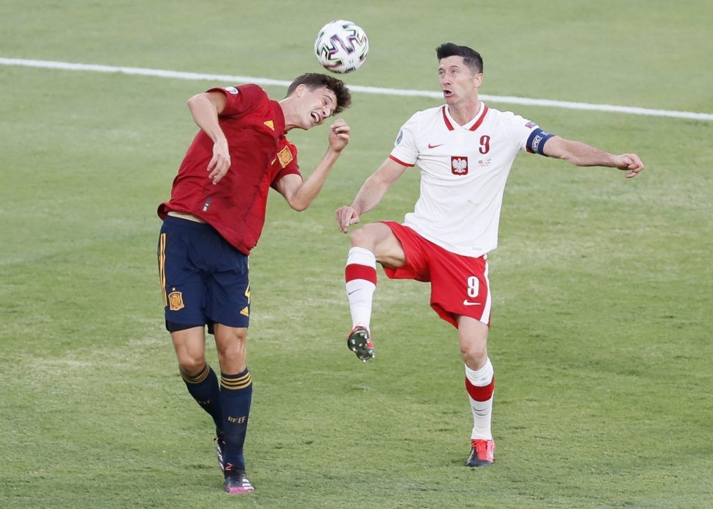 Robert Lewandowski (j) ismét betalált. <br /> MTI/AP/EPA pool/José Manuel Vidal