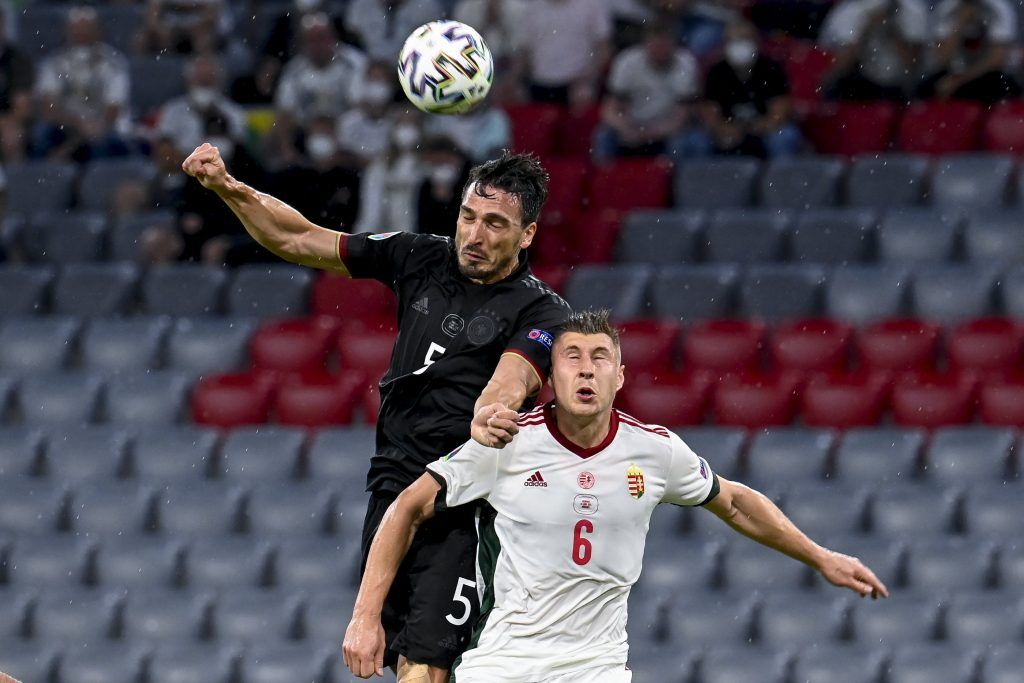 Willi Orbán (j) és Mats Hummels fejpárbaja<br /> Fotó: MTI/Kovács Tamás