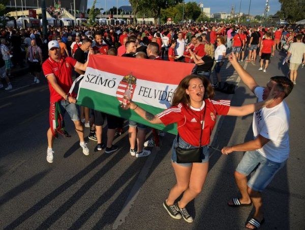 Felvidékről érkezett szurkolók a Puskás Arénánál a Magyarország-Portugália Eb-mérkőzés előtt. A magyar válogatottnak a Kárpát-medence minden részén szurkolnak nemzettársaink, így a történelmi Magyarországot ábrázoló molinók előttük is tisztelegnek! Fotó: MTI/Kovács Tamás