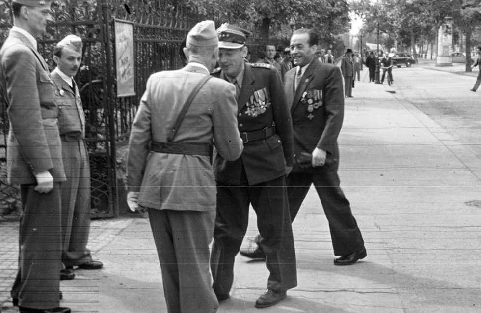 Maléter még 48-ban (a jobb szélen). A lengyel küldöttség érkezése a 105. szám alatti Magyar Szabadságharcosok Szövetsége székházához / Fotó: Fortepan.hu