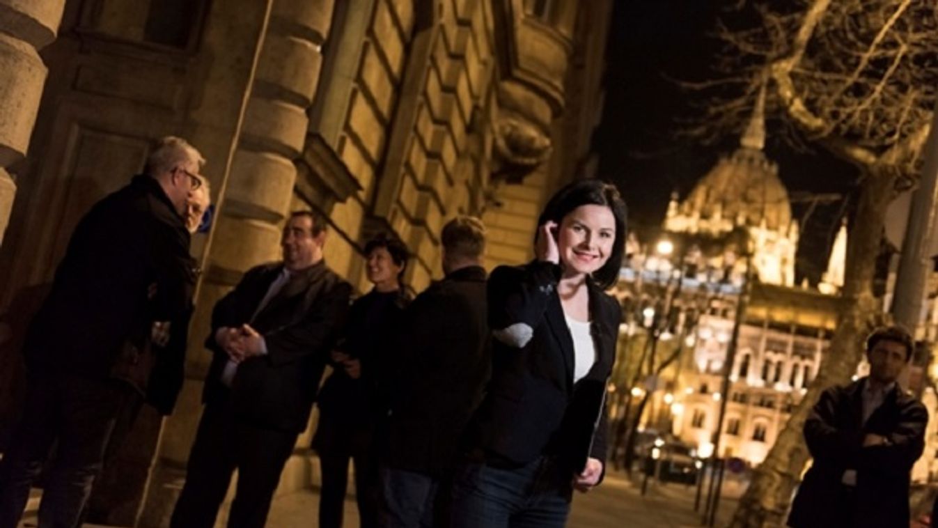 Tobzódnak az MSZP-sek a NVI székháza előtt