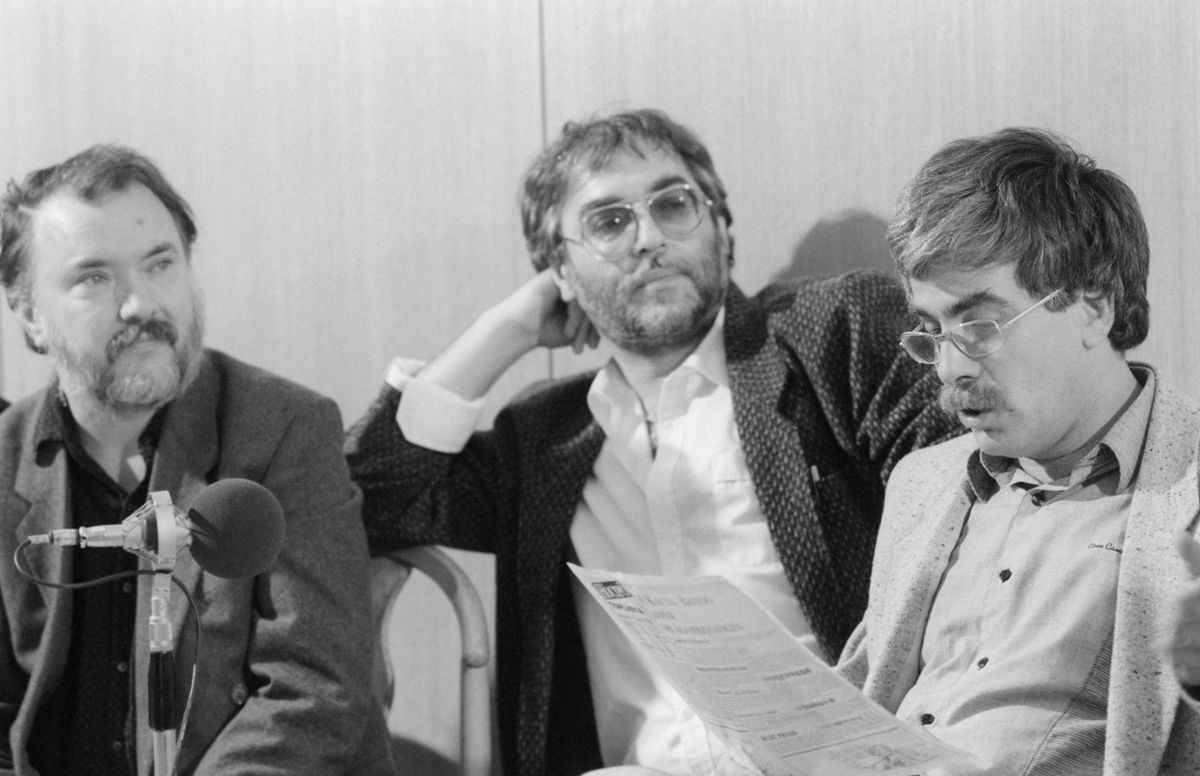 Farkasházy Tivadar (b1) és Verebes István (k) humoristák, a Hócipõ szatírikus kétheti lap munkatársai Déri János újságírónak (j) nyilatkoznak / Fotó: MTI
