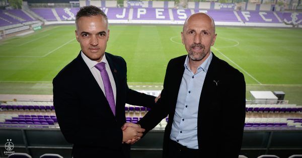 Ratatics Péter az Újpest ügyvezetője (balra) nagy reményeket megfogalmazva mutatta be a csapat új trénerét, Damir Krznart. Fotó: az Újpest FC hivatalos oldala (ujpestfc.hu)