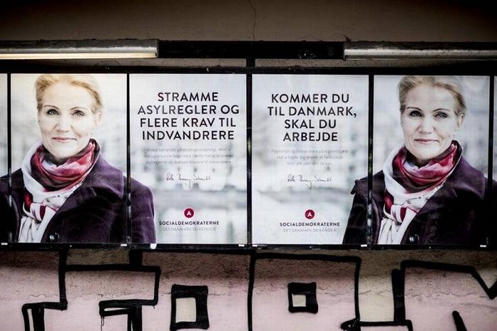 A dán Szociáldemokrata Párt bevándorlás elleni plakátját nem vette össztűz alá a baloldal.