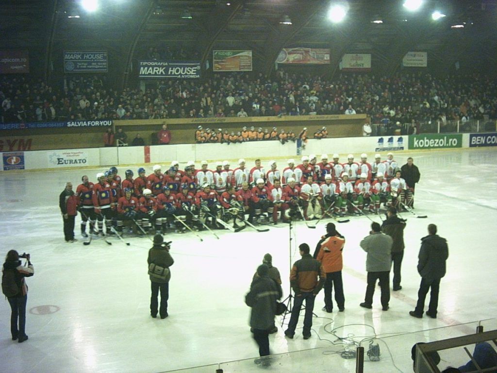 A Vargyar László által szervezett első Székelyföld-Magyarország jégkorong-mérkőzést 2006. december 30-án rendezték a gyergyószentmiklósi jégcsarnokban. A meccs végén mindkét Himnuszt elénekelték a szurkolók a zsúfolásig telt csarnokban. A szerző felvétele