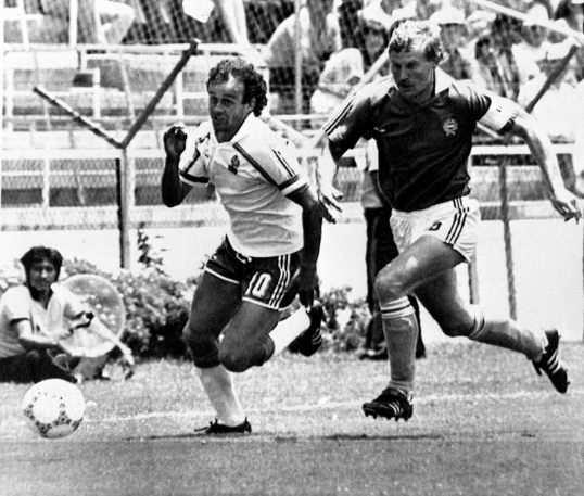 Michel Platini és Garaba Imre harca a labdáért a Franciaország-Magyarország vb-csoportmeccsen, Leonban. Fotó: MTI
