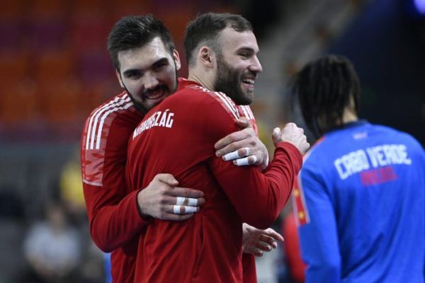 Rosta Miklós (b) és Szita Zoltán öröme jogos: a férfi kézilabda olimpiai kvalifikációs világbajnokság középdöntőjében tizenkét góllal győztünk a Zöld-foki Köztársaság ellen.<br /> Fotó: MTI/Kovács Tamás