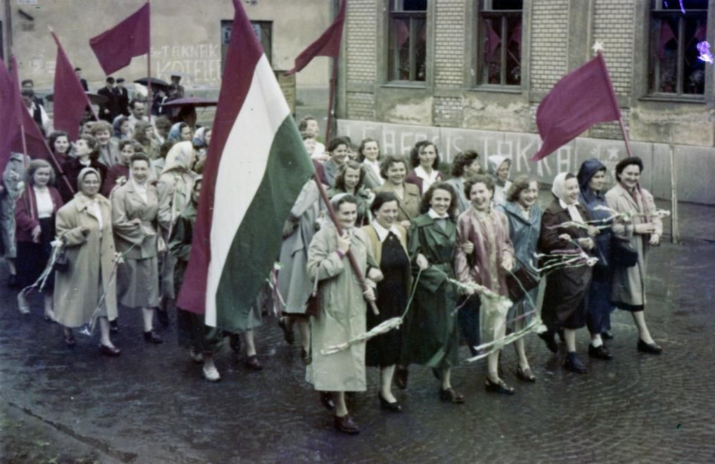 Felvonulás Békéscsabán - már 1957-ben... / Fotó: Fortepan.hu