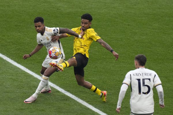 Ian Maatsen, a Borussia Dortmund (j) és Rodrygo, a Real Madrid játékosa a labdarúgó Bajnokok Ligája döntőjében játszott Borussia Dortmund-Real Madrid mérkőzésen a londoni Wembley Stadionban 2024. június 1-jén.<br />Fotó: MTI/AP/Alastair Grant