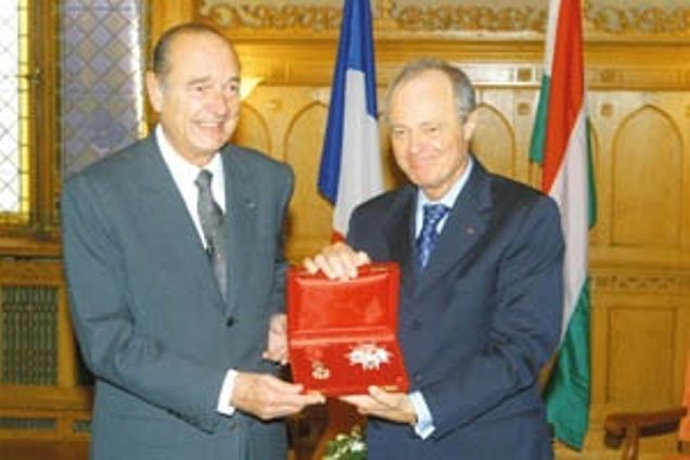 Medgyessy 2000-ben átveszi a Becsületrendet