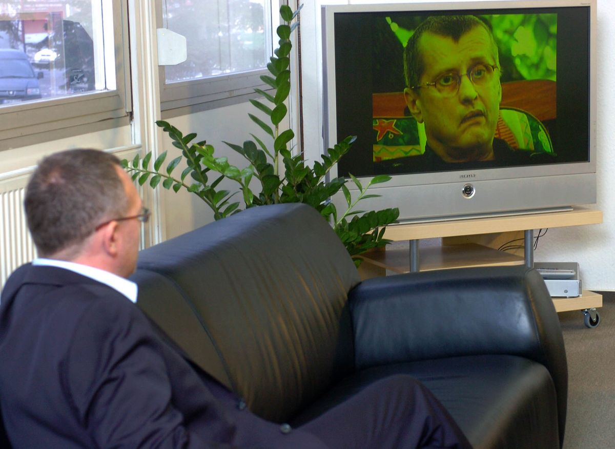 Gulyás István, az Echo TV vezérigazgatója néz egy filmrészletet a csatorna által szervezett tájékoztatón / Fotó: MTI