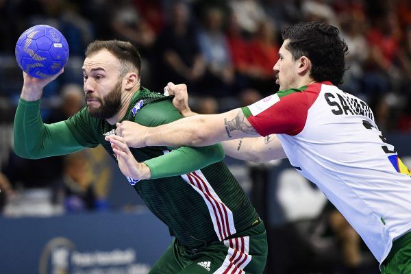 Szita Zoltán (b) és a portugál Salvador Salvador a férfi kézilabda olimpiai selejtező torna Magyarország - Portugália mérkőzésén a Tatabányai Multifunkciós Csarnokban 2024. március 17-én.<br />Fotó: MTI/Bodnár Boglárka