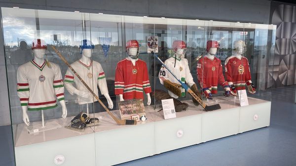 A magyar válogatott és az fehérvári jégkorongsport történetét bemutató kiállítás is helyet kapott az Alba Arénában. Fotó: Kovács Attila