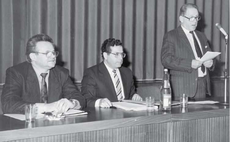 Kővári András (balra) itt már alapít - Fehér Gyűrűt, csakis az áldozatokért / Forrás: Fehergyuru.eu