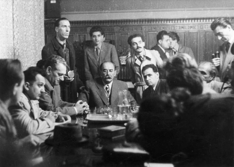 Kossuth Lajos tér, parlamenti szoba 1956. október 23-án, szemben ül Nagy Imre miniszterelnök, jobbra könyvekkel a kezében Sinkovits Imre színművész / Fotó: Fortepan.hu