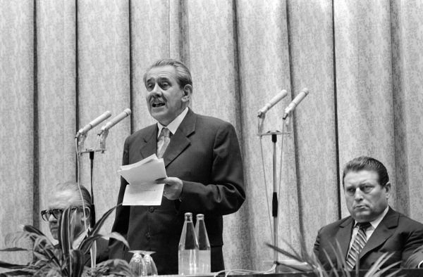A Magyar Távirati Iroda (MTI) megalapításának 100. évfordulója alkalmából rendezett centenáriumi ünnepségen Aczél György, a Minisztertanács elnökhelyettese (k) beszédet mond. Az elnökségben helyet foglal Lakatos Ernõ, az MTI vezérigazgatója (j) és Nagy János (b) külügyminisztériumi államtitkár.<br /> MTI Fotó: Manek Attila