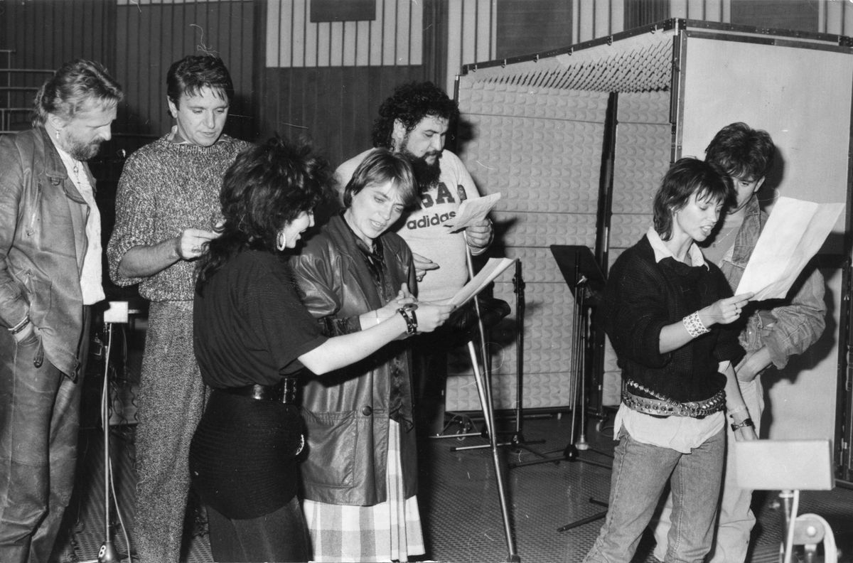 Énekesek és Linda. 1986. Benkő László, Komár László, Kiss Gabriella szerkesztő, Kovács Kati, Deák Bill Gyula, Görbe Nóra, Kiki (Első emelet) / Fotó: Fortepan.hu, adományozó: RTV Újság