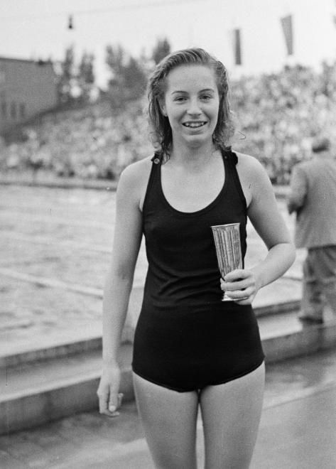 Hajós Alfréd Nemzeti Sportuszoda. Szőke Kató későbbi kétszeres olimpiai bajnok úszó az FTC 50 éves jubileuma alkalmából rendezett versenyen, 1949 / Fotó: Fortepan.hu