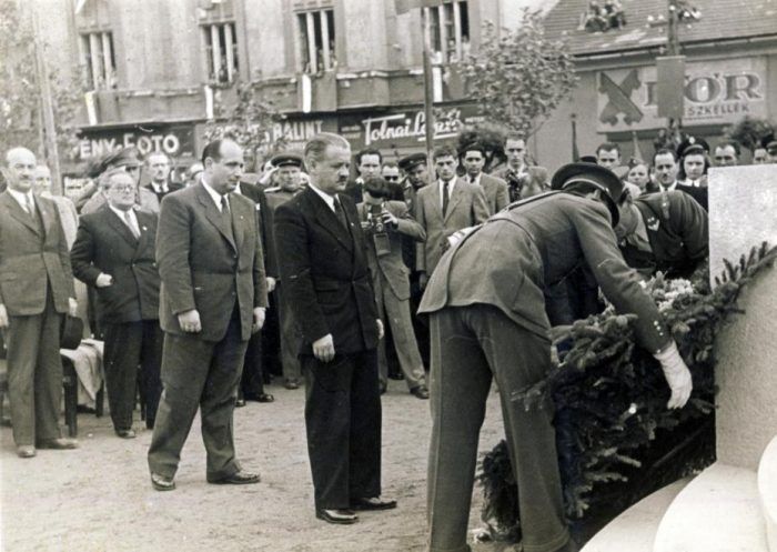 Tildy Zoltán köztársasági elnök (középen) koszorúzáson vesz részt 1947-ben. Forrás: Fortepan.hu