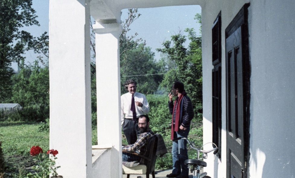 Üldözöttek. Radnóti Sándor és Kenedi János, előttük ül Tamás Gáspár Miklós 1987-ben / Fotó: Fortepan.hu, ad. Hodosán Róza