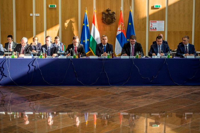 Nis, 2016. november 21. A Miniszterelnöki Sajtóiroda által közreadott képen Orbán Viktor magyar (b4) és Aleksandar Vucic szerb (b5) miniszterelnök a szerb-magyar kormányzati csúcstalálkozó plenáris ülésén a dél-szerbiai Nisben, a Tiszti Klub épületében 2016. november 21-én. Balról Balog Zoltán, az emberi erõforrások minisztere (b), Varga Mihály nemzetgazdasági miniszter (b2) és Szijjártó Péter külgazdasági és külügyminiszter (b3), jobbról Ivica Dacic szerb külügyminiszter (j2) és Nebojsa Stefanovic szerb belügyminiszter (j). MTI Fotó: Miniszterelnöki Sajtóiroda / Szecsõdi Balázs