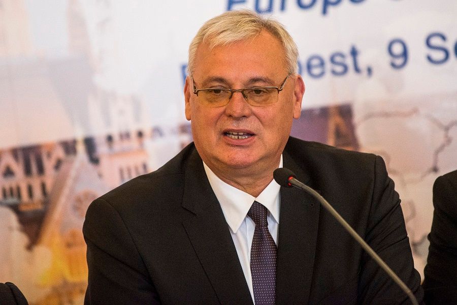 Budapest, 2016. szeptember 9. Aradszki András energiaügyért felelõs államtitkár a közép- és délkelet-európai földgázpiac aktuális energiapolitikai kérdéseit és az energiabiztonság megerõsítését célzó találkozót követõ sajtótájékoztatón a Magyar Tudományos Akadémia épületében Budapesten 2016. szeptember 9-én. A találkozón aláírták a bolgár-román-magyar-osztrák gázfolyosó 179 millió eurós támogatási szerzõdését. MTI Fotó: Marjai János