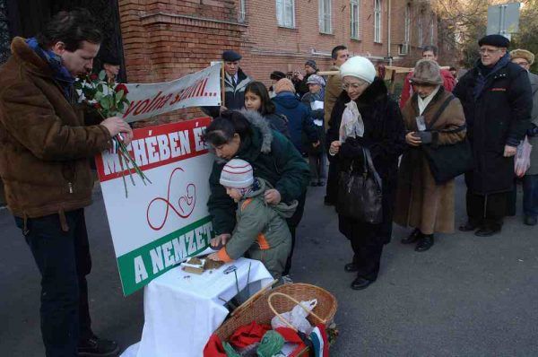Csendes demonstráció a magzati élet védelméért Budapesten. Ezekről szinte sosem számol be a fősodratú, életellenes média, vagy ha mégis, abban sincs sok köszönet... Fotó: MTI