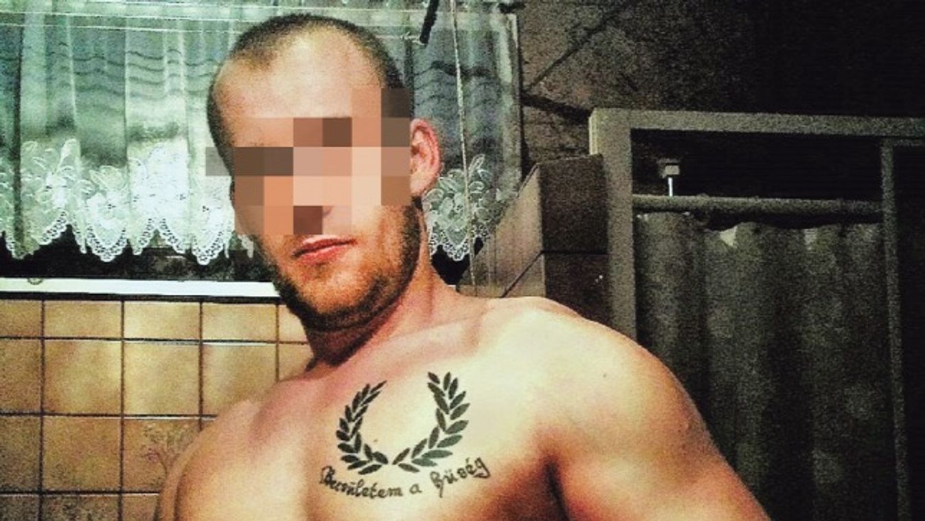A náci SS jel­sza­vát te­to­vál­tatta ma­gára Sneider Tamás rasszista erő­szak­kal meg­vá­dolt fia