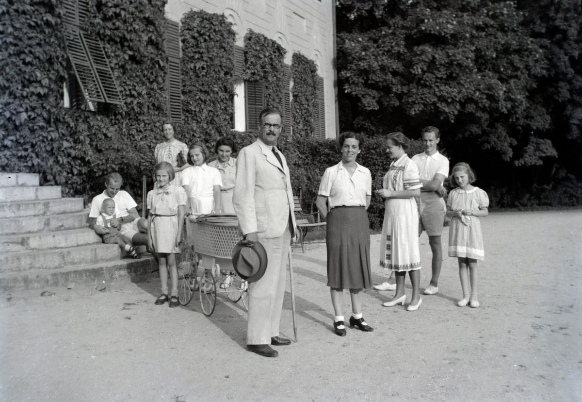 A kép illusztráció. 1941. Magyarország, Bóly (Németbóly), Batthyány-Montenuovo kastély. Elől id. Manninger Gusztáv Adolf mezőgazdász a Montenuovo-birtokok jószágkormányzója. Tőle balra Montenuovo Nándor herceg és Solymosi Ilona bárónő gyermekei: Júlia, Mária és Franziska Montenuovo hercegnők.
