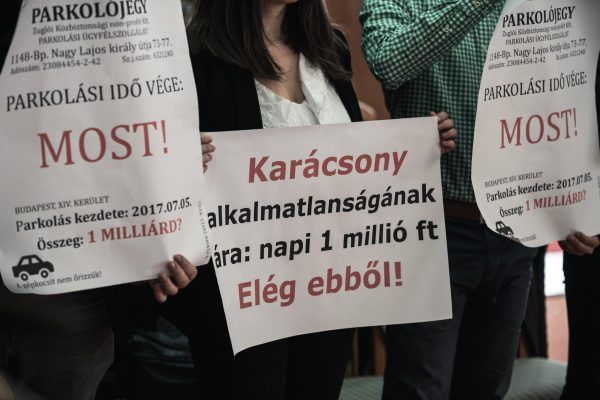 Budapest, 2019. május 5. Borbély Ádám, a budapesti Fidelitas elnöke beszél a szervezetnek a zuglói parkolási botránnyal kapcsolatosan tartott akcióján a XIV. kerületi Hermina úton 2019. május 5-én. Borbély Ádám kijelentette, hogy Zugló polgármesterét, az MSZP támogatását is élvezõ Karácsony Gergelyt terheli a felelõsség, amiért veszteséges a kerületi parkolási rendszer, amely naponta 1 millió forint veszteséget termel, miközben az összes többi kerület nyereséggel tudja azt mûködtetni. MTI/Bruzák Noémi