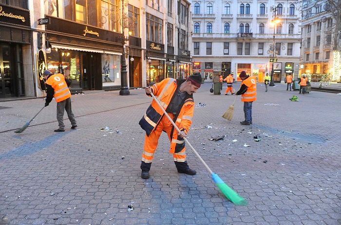 Szilveszter utáni takarítás a fővárosban. Munka az van.... Fotó: MTI/Czimbal Gyula