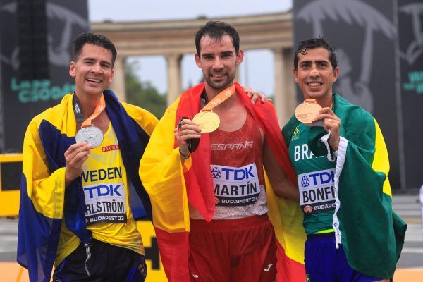 Az aranyérmes spanyol Álvaro Martín (k), az ezüstérmes svéd Perseus Karlström (b) és a bronzérmes brazil Caio Bonfim (j) a férfi 20 kilométeres gyaloglás eredményhirdetésén a budapesti atlétikai világbajnokságon a Hősök terén 2023. augusztus 19-én.<br />Fotó: MTI/Derencsényi István