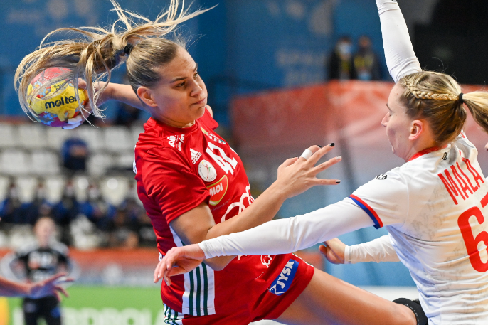 Klujber Katrin (piros mezben) csodálatos játékkal oroszlánrészt vállalt a csehek elleni magabiztos győzelemből. Fotó: MTI/Illyés Tibor