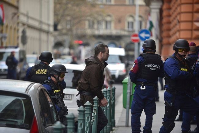 Budapest, 2015. november 19. Rendõrök kísérik a Lõkösháza Határrendészeti Kirendeltségen õrizetbe vett, korábban terrorcselekmény finanszírozása miatt Nagy-Britanniában büntetett két brit állampolgár egyikét a Fõvárosi Törvényszék épületébe 2015. november 19-én. A férfi bûnügyi együttmûködési megállapodás alapján történõ átadásáról dönt a bíróság. MTI Fotó: Marjai János