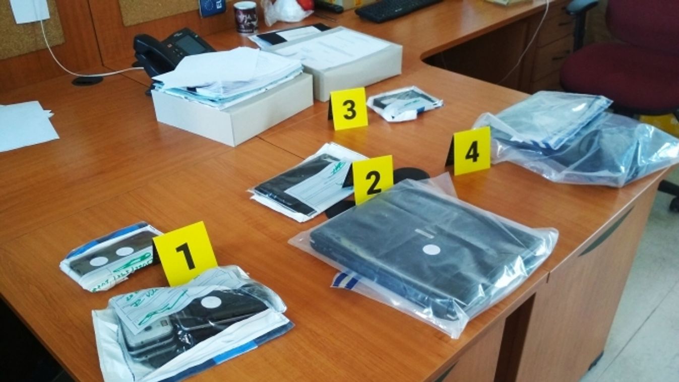 Saját gyermekeikről készített fotókat a gyermekpornográfiával vádolt ózdi pár