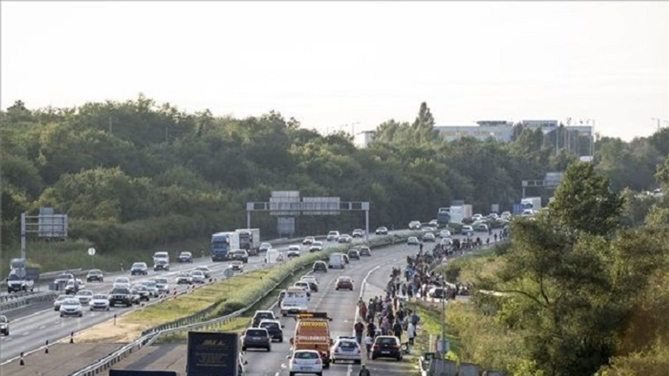 Harminchárom migráns gyalogolt az M1-esen