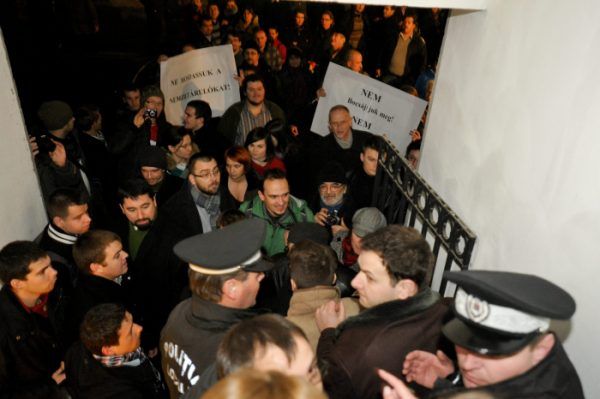 Kolozsvár, 2013. január 16.<br />Helyi rendőröknek kell megakadályozni, hogy a tiltakozók, köztük az Erdélyi Magyar Ifjak (EMI) aktivistái bejussanak Mesterházy Attila, a Magyar Szocialista Párt elnöke kampány-előadásárnak helyszínére.<br /> Fotó: MTI/Biró István