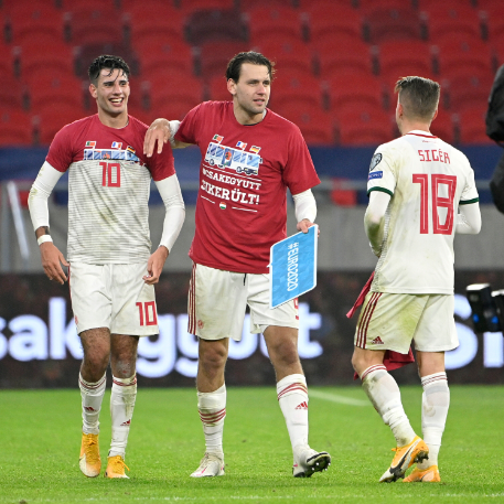 Szoboszlai, Szalai Ádám és Sigér, avagy három korosztály, de egy cél és közös siker. Fotó: MTI - Szigetváry Zsolt