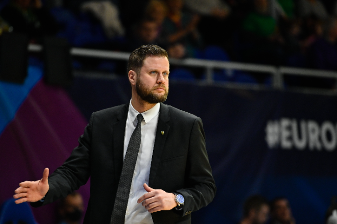 Gáspár Dávid vezetőedző a második magyar tréner, aki Euroliga-győzelmet ünnepelhet. Ellentétben Rátgéber Lászlóval, ő magyar csapat kispadján érte el ezt a szenzációs sikert! Fotó: MTI/Vasvári Tamás
