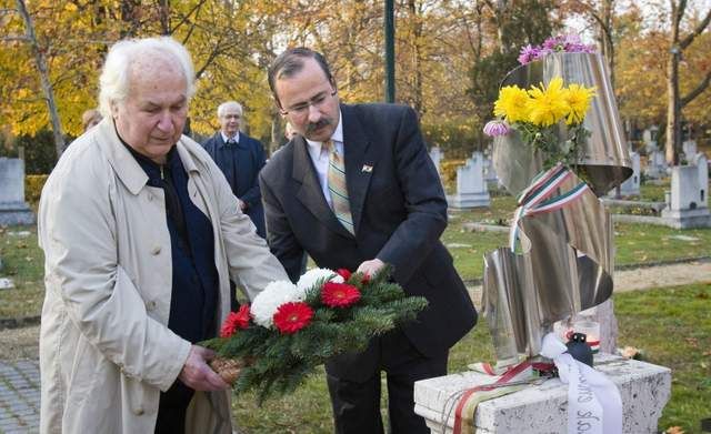 Gömbös László (b) szobrász, az 1956-ban elesett hősi halottak és áldozatok tiszteletére felállított emlékhely alkotója és Demeter Ervin, az Országgyűlés nemzetbiztonsági bizottságának fideszes tagja egy koszorút helyez el a Fiumei úti Nemzeti Sírkert 21-es parcellájánál / Fotó: MTI