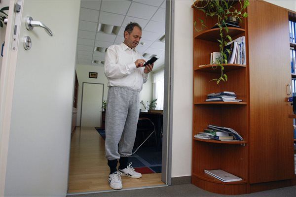 Szolnok, 2016. június 22. A mackónadrágban vizsgáztatni készülő Túróczi Imre rektor e-mailjeit olvassa irodájában, a Szolnoki Főiskolán 2016. június 22-én. Az intézményben többen is a Menj Ma Mackóban Melózni Mozgalom felhívására öltöztek így, ugyanis a szürke melegítőnadrág Király Gábornak, a magyar labdarúgó-válogatott kapusának állandó kabalanadrágja. A magyar focisták ezen a napon Portugália ellen játszanak a franciaországi labdarúgó Európa-bajnokságon Lyonban. MTI Fotó: Bugány János