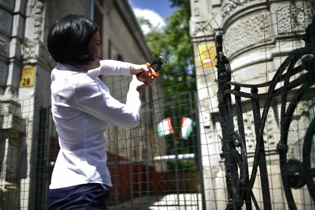 Kunhalmi Ágnes drótot vág a Fidesz-székház előtt. Fotó: Origo
