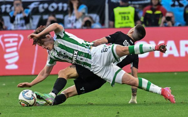 Tóth Alex (elöl), a Ferencváros és Osváth Attila, a Paks játékosa párharcuk során megformázták a rendes játékidő végeredményét. <br />Fotó: MTI/Illyés Tibor