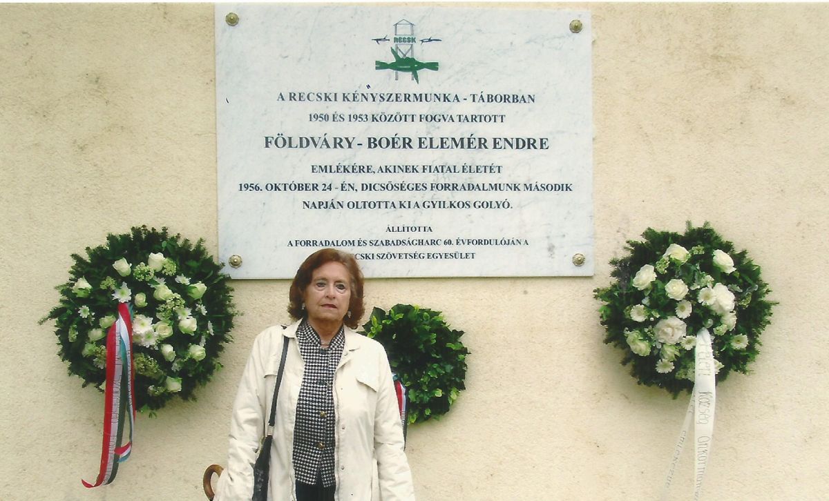 Földváry-Boér Mária Péteriben, testvérbátyja, Elemér emléktáblájánál / Fotó: Családi archívum