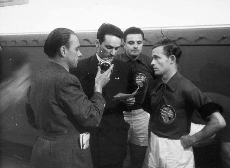 Szepesi György sportriporter, Deák Ferenc és Lakat Károly a rádió mikrofonja előtt, 1949 / Fotó: Fortepan.hu